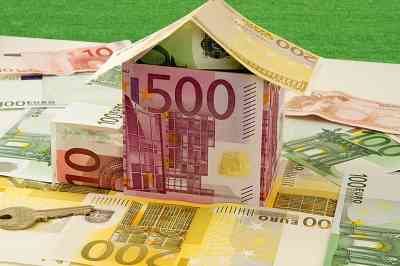 Haus aus Euroscheinen - © Digipic - stock.adobe.com