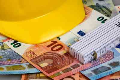 Bauhelm, Zollstock und Geldscheine - © Ideenkoch - stock.adobe.com