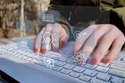 Person tippt auf Laptop - © LeoOrigami - stock.adobe.com