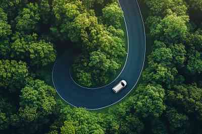 Auto auf Straße - © Pippin - stock.adobe.com