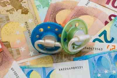 Geldscheine und Schnuller - © pusteflower9024 - stock.adobe.com