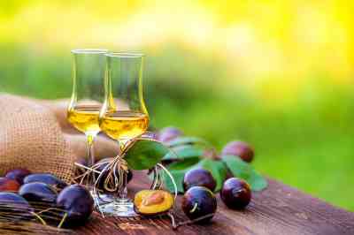 Schnapsgläser auf Holztisch im Freien - © Lumixera - stock.adobe.com