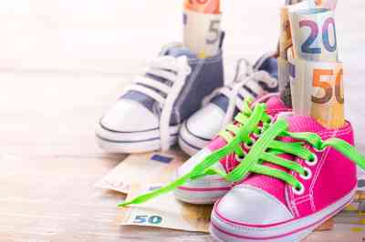 Geld in Kinderschuhen - © Floydine - stock.adobe.com