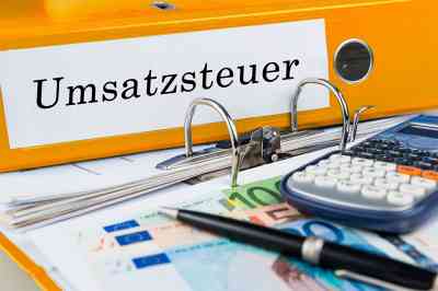 Aktenordner auf Schreibtisch mit Beschriftung - © marcus_hofmann - stock.adobe.com